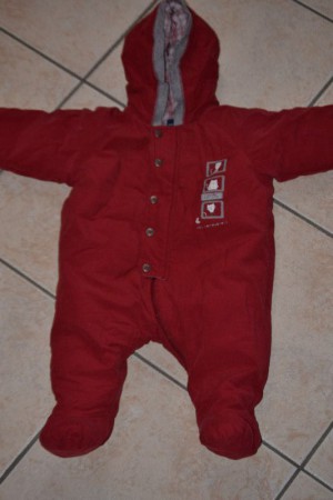 Très belle combi "SERGENT MAJOR" 9 mois, fermeture allant jusqu'au pied donc pratique : 8€ 